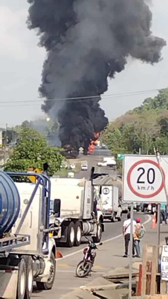 En Moloacán, vuelca y explota pipa frente a instalaciones de Pemex