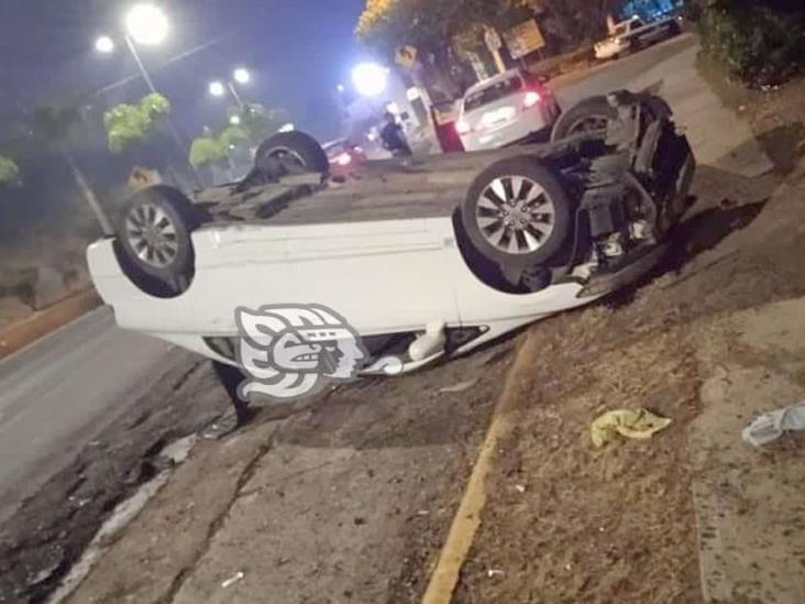 Conductor Pierde El Control De Su Auto Y Vuelca En Avenida Lázaro Cárdenas De Xalapa