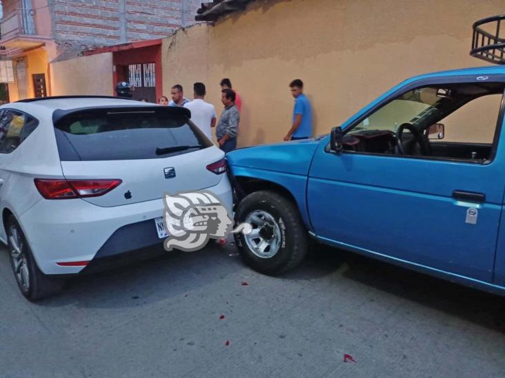 Chocan camioneta y automóvil en céntrica calle de Alto Lucero