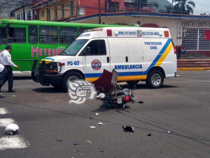 Falla en semáforo ocasiona choque entre motocicleta y auto en Orizaba