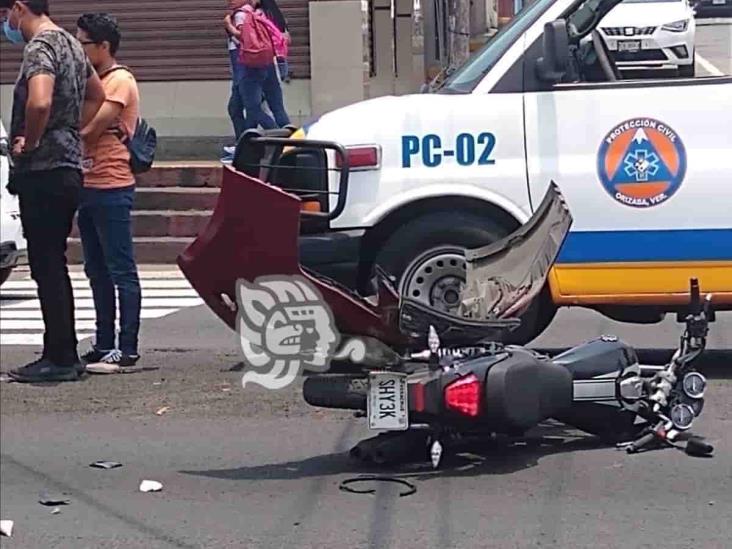 Falla en semáforo ocasiona choque entre motocicleta y auto en Orizaba