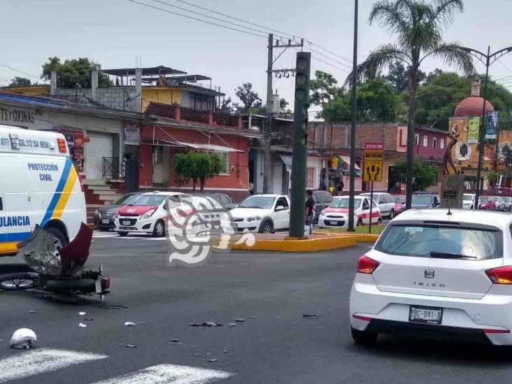 Falla en semáforo ocasiona choque entre motocicleta y auto en Orizaba