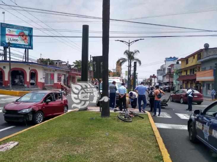 Falla en semáforo ocasiona choque entre motocicleta y auto en Orizaba