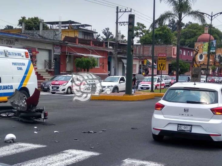 Falla en semáforo ocasiona choque entre motocicleta y auto en Orizaba