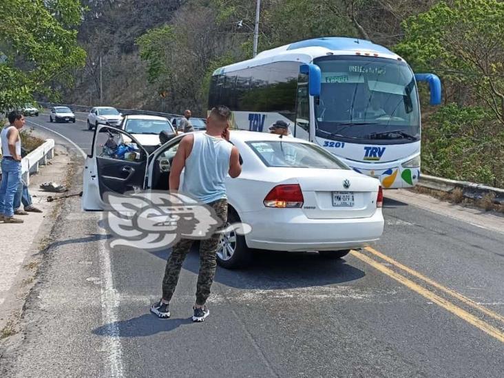 Automóvil choca contra protección de puente en Plan del Río; hay una mujer lesionada