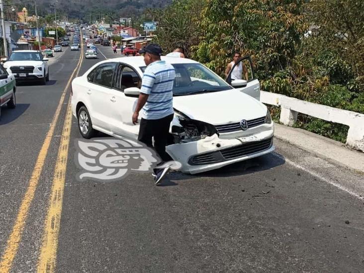 Automóvil choca contra protección de puente en Plan del Río; hay una mujer lesionada