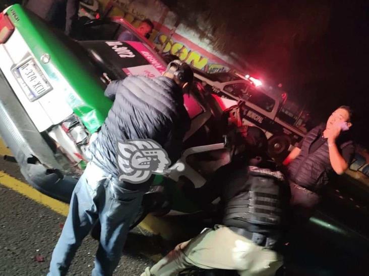 Camioneta choca contra taxi en el bulevar Xalapa-Banderilla; hay tres lesionados