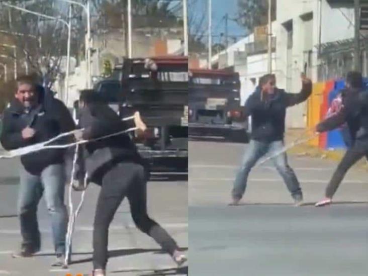 ¡Milagro! Hombre con muletas sale corriendo tras ser exhibido como un estafador