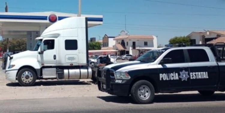 Presuntos sicarios, roban camioneta a policía para rescatar a tres detenidos