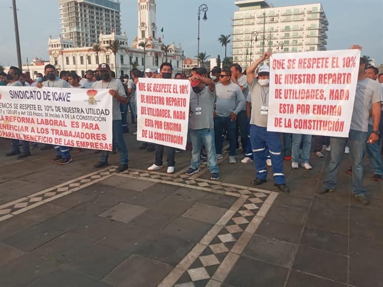 Obreros participan en la concentración masiva por el Día del Trabajo en Veracruz