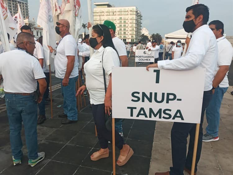 Obreros participan en la concentración masiva por el Día del Trabajo en Veracruz