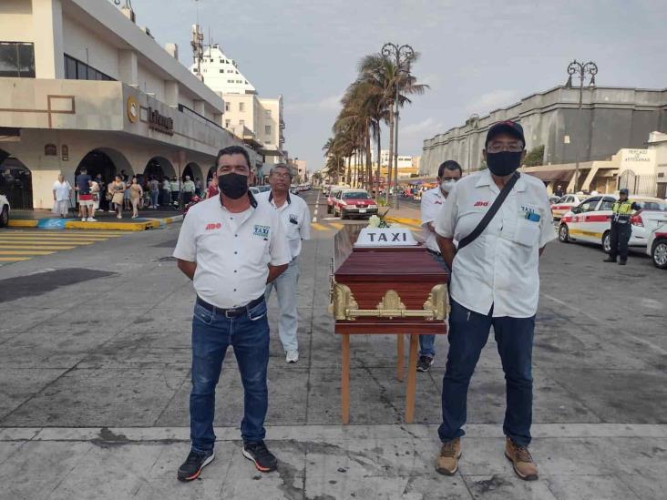 Taxistas marchan con un ataúd para exigir que frenen los asaltos en Veracruz
