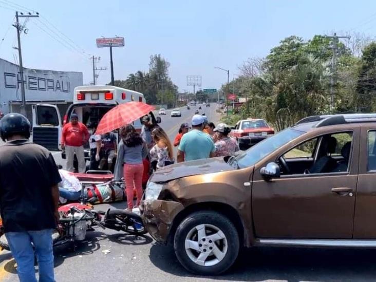 Conductor impacta a motociclista contra su camioneta en ciudad Cardel