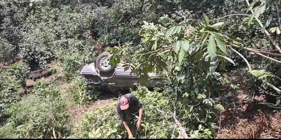 Cae automóvil al fondo de una finca de café en Huatusco