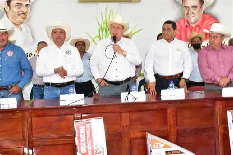 Visita líder cañero nacional a productores de La Gloria en Úrsulo Galván