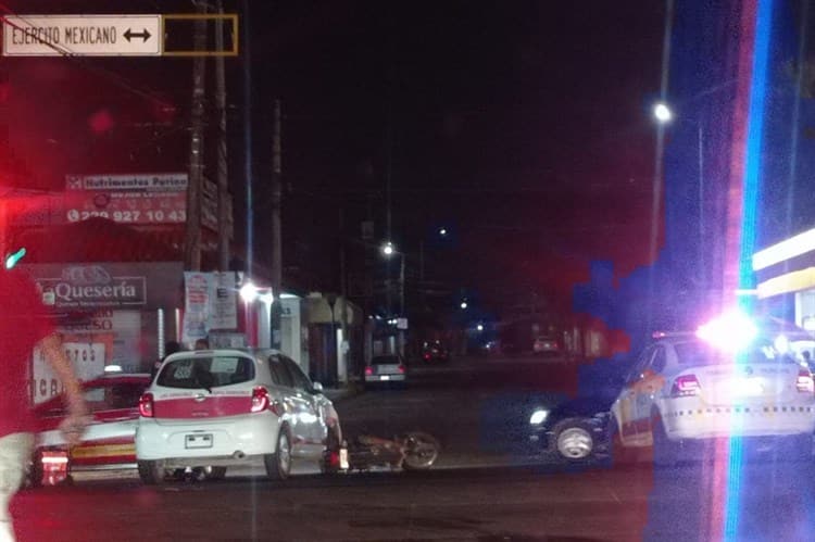 Moto repartidor fue impactado por un taxista en Boca del Río