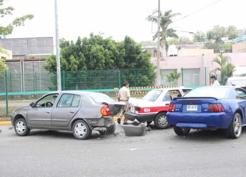 Vehicle accident in front of the IMSS of Poza Rica