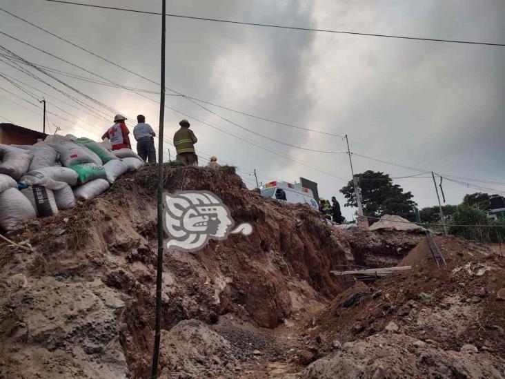 Tres trabajadores de la construcción, atrapados durante derrumbe en Xalapa