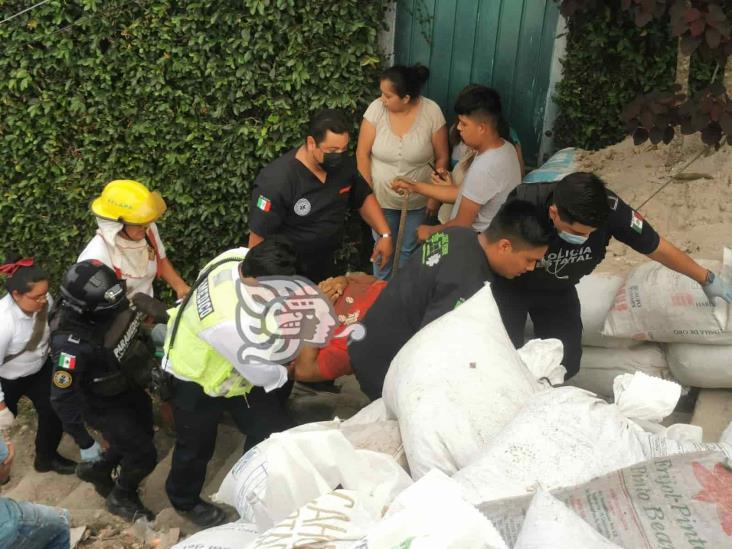 Tres trabajadores de la construcción, atrapados durante derrumbe en Xalapa