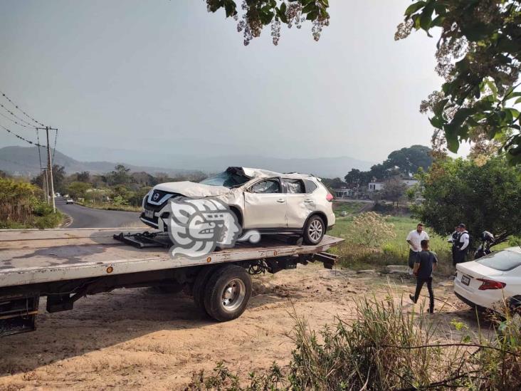 Vuelca camioneta en la carretera Xalapa-Alto Lucero; una mujer resulta lesionada