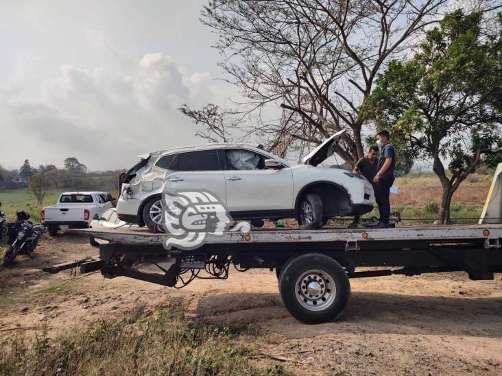 Vuelca camioneta en la carretera Xalapa-Alto Lucero; una mujer resulta lesionada