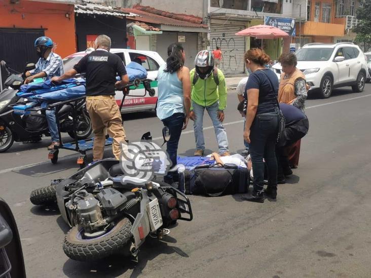 Motociclista arrolla a estudiante de la General 2 en Xalapa