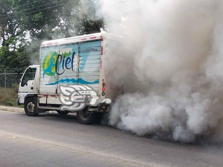 Humo saliendo de camión repartidor de agua, alarma a automovilistas en Coatepec