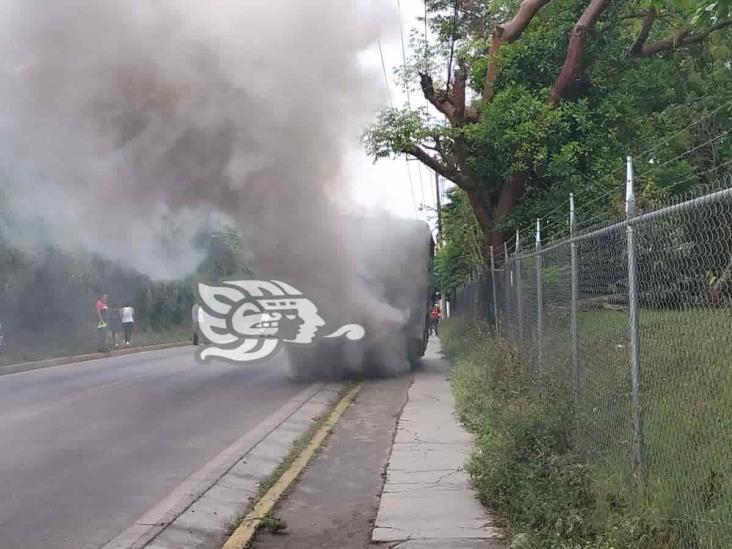 Humo saliendo de camión repartidor de agua, alarma a automovilistas en Coatepec