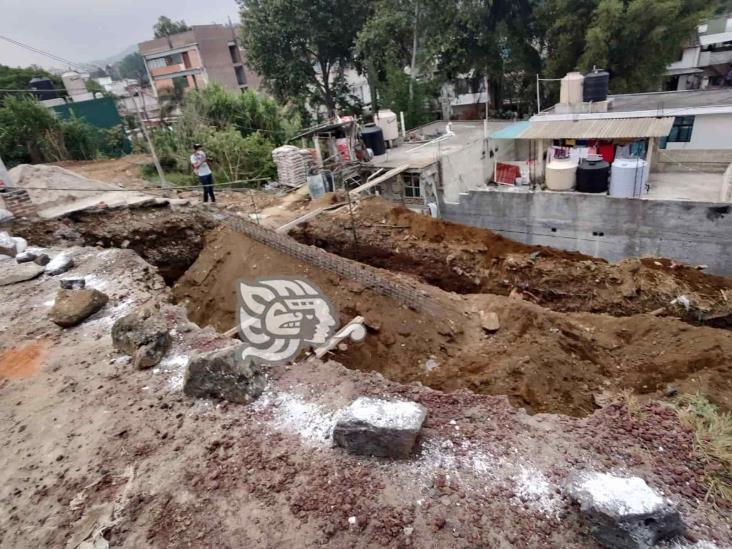 Tres trabajadores de la construcción, atrapados durante derrumbe en Xalapa