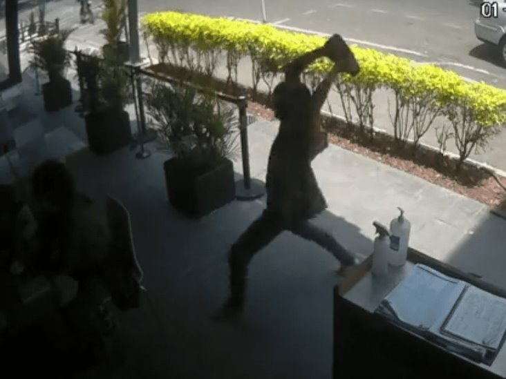 Hombre golpea con una piedra a niño en una taquería de la CDMX