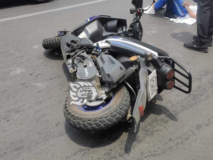 Motociclista arrolla a estudiante de la General 2 en Xalapa