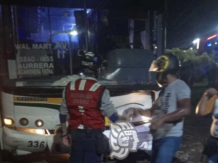 Autobús impacta árbol caído en carretera Fortín-Huatusco; 5 heridos