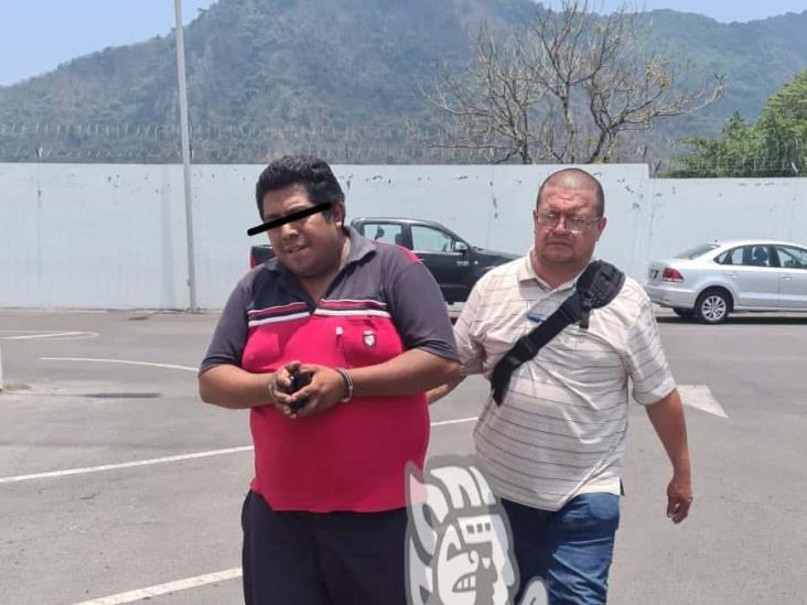 Detienen a sujeto; lo acusan de robar un taxi en Orizaba