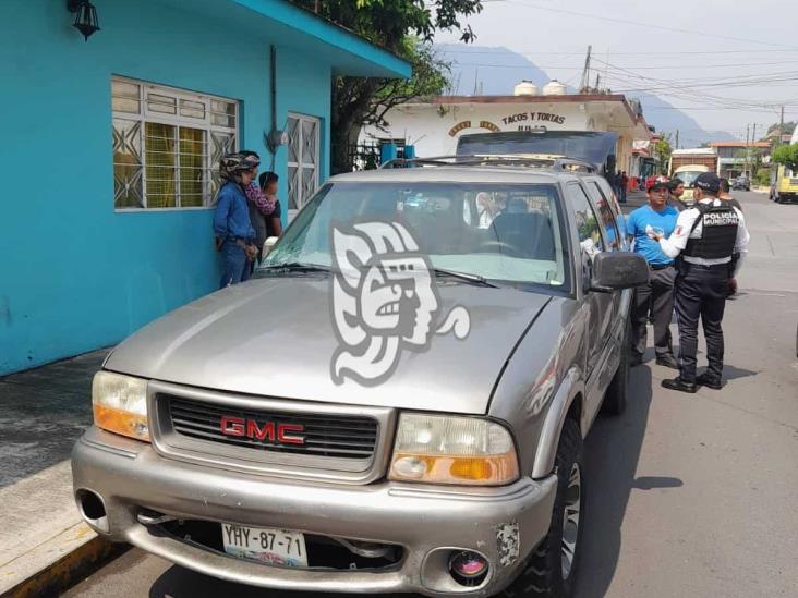Camioneta embiste a pareja de motociclistas en calles de Orizaba