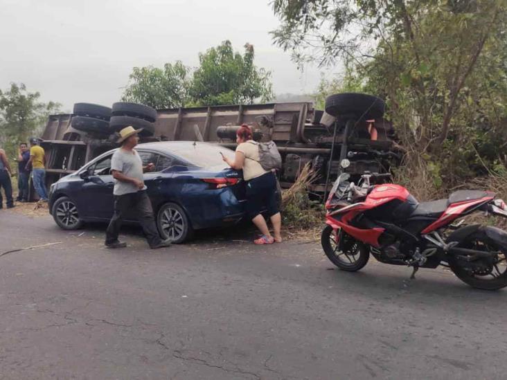 Volcadura de automóvil deja un herido en Manlio Fabio Altamirano