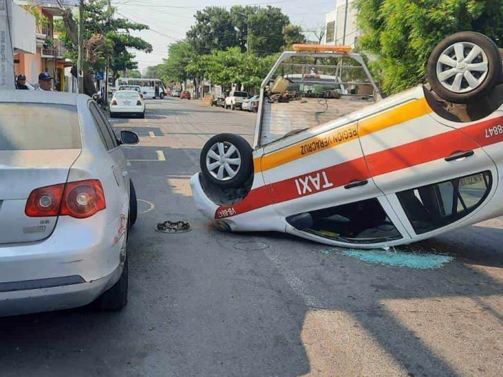 Taxista hace mala maniobra y vuelca sobre la colonia Ignacio Zaragoza