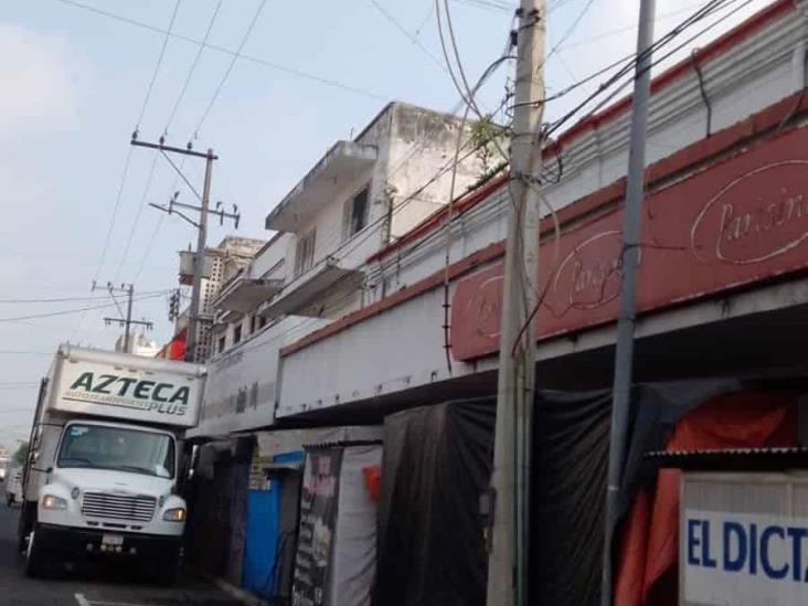 Se desprende pieza de transformador en Centro Histórico de Veracruz, lesiona a mujer