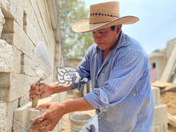 ¡Maestro de la pala! Lorenzo Lucas lleva 27 años construyendo viviendas