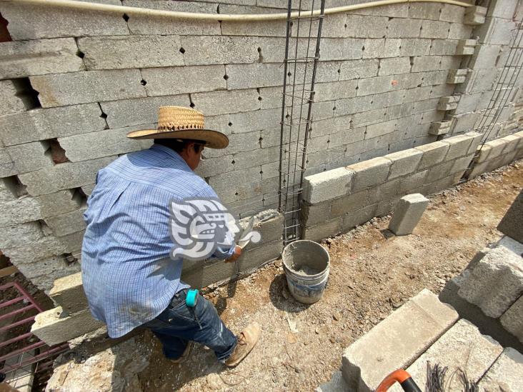 ¡Maestro de la pala! Lorenzo Lucas lleva 27 años construyendo viviendas