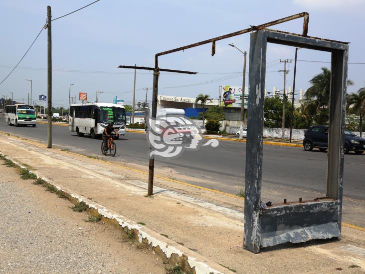 Inservibles parasoles metálicos en la ciudad; piden mantenimiento