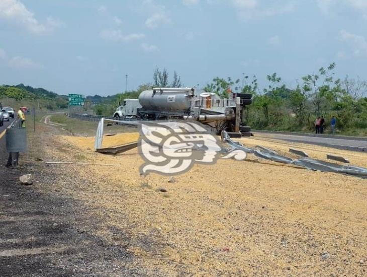 Se voltea remolque de tráiler en entronque El Burro