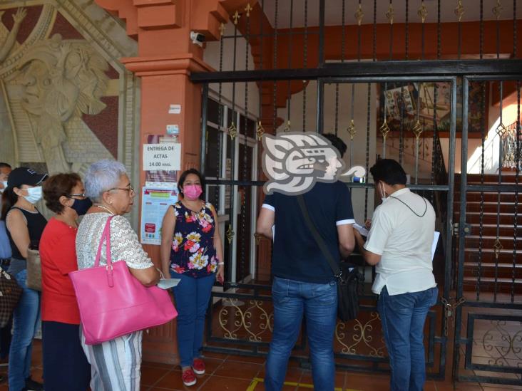 Para evitar notificación, cierran autoridades palacio municipal de Coatzintla