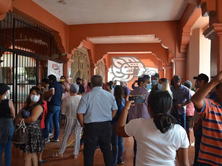 Para evitar notificación, cierran autoridades palacio municipal de Coatzintla