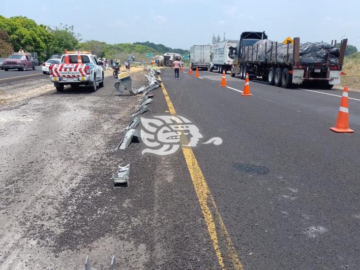 Se voltea remolque de tráiler en entronque El Burro