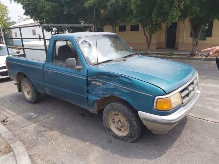 Camioneta impacta a motociclista en Tierra Blanca, lo deja lesionado