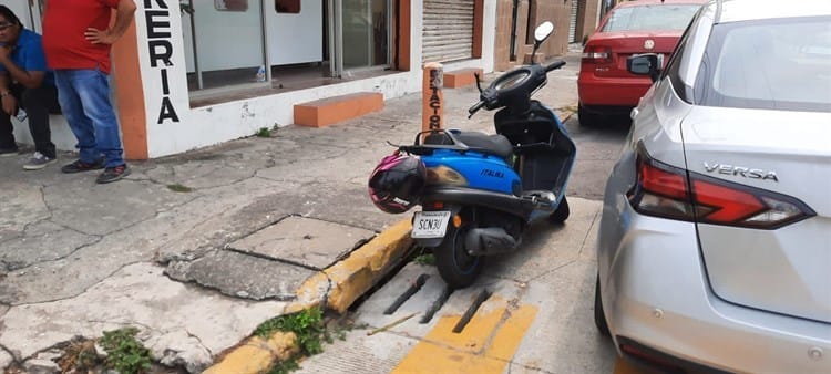 Automóvil impactó a joven motociclista sobre la colonia Ricardo Flores Magón