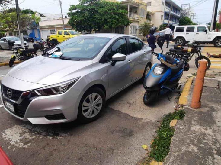 Automóvil impactó a joven motociclista sobre la colonia Ricardo Flores Magón