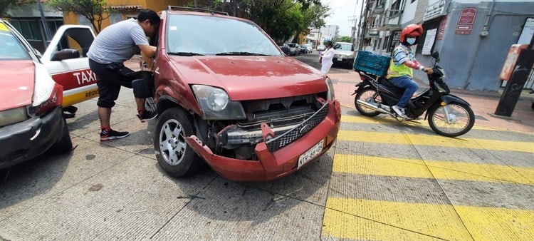 Taxista fue impactado por camioneta que no respetó el paso en calles de Veracruz