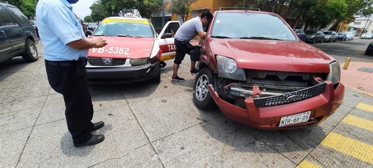 Taxista fue impactado por camioneta que no respetó el paso en calles de Veracruz