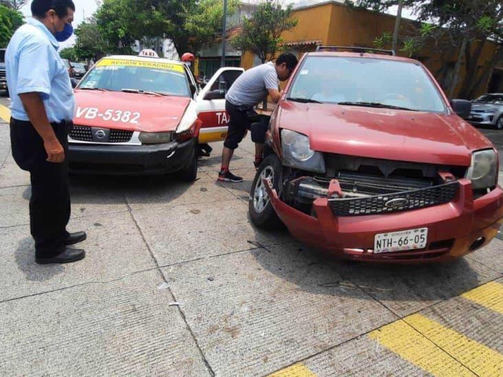 Taxista fue impactado por camioneta que no respetó el paso en calles de Veracruz